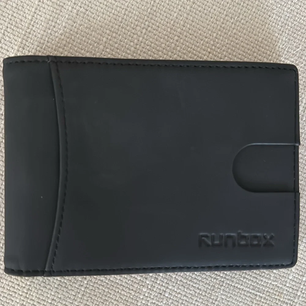 Runbox Wallet for Men. Has RDIF protection. With money clip to‎ hold bills.